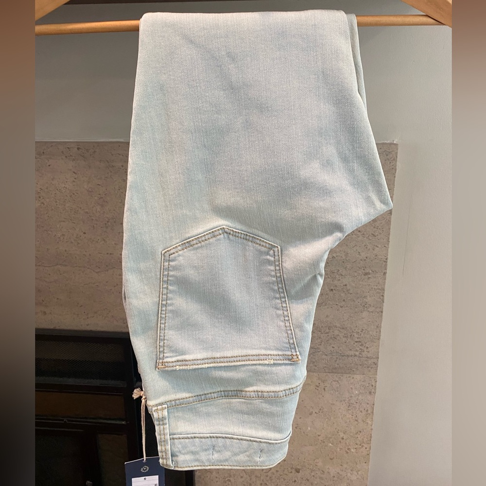 Universal Thread Goods Co. - Picture 2 of 16